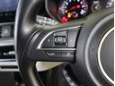 ステアリングオーディオスイッチで、曲の選曲や音量の調整も、ステアリングから手を離さずに行えます。