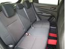 後部座席にはヘッドレストが3つ付いており、しっかりと5人乗りにも対応します。