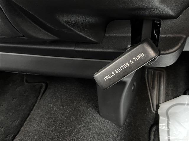 ハイエースバン スーパーＧＬ　ダークプライムＩＩ　１５インチアルミホイール　左右パワースライドドア　ダークメッキ装飾　助手席エアバッグ　コンビシート　黒木目調インテリアパネル＆コンビハンドル　メモリーナビ　３６０°パノラミックビューモニター（9枚目）
