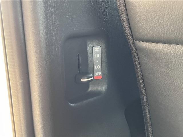 ハイエースバン スーパーＧＬ　ダークプライムＩＩ　１５インチアルミホイール　左右パワースライドドア　ダークメッキ装飾　助手席エアバッグ　コンビシート　黒木目調インテリアパネル＆コンビハンドル　メモリーナビ　３６０°パノラミックビューモニター（10枚目）