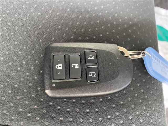 ハイエースバン スーパーＧＬ　ダークプライムＩＩ　１５インチアルミホイール　左右パワースライドドア　ダークメッキ装飾　助手席エアバッグ　コンビシート　黒木目調インテリアパネル＆コンビハンドル　メモリーナビ　３６０°パノラミックビューモニター（22枚目）