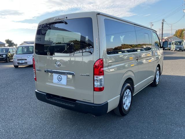 ハイエースバン 　アースカラーパッケージ　ＬＥＤヘッドランプ　助手席エアバッグ　デジタルインナーミラー　３６０°パノラミックビューモニター　トヨタセーフティセンス　パーキングサポートブレーキ　オートＡＣ　スマートキー（4枚目）