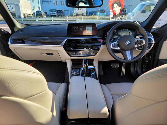 ５シリーズ ５３０ｉ　Ｍスポーツ　３Ｄデザインフロントスポイラー　３Ｄデザインサイドスポイラー　純正ナビ　地デジＴＶ　サンルーフ　白革シート　ＬＥＤライト　パワートランク　ハーマンカートンスピーカー　３６０度カメラ　ＥＴＣ　ドラレコ（5枚目）