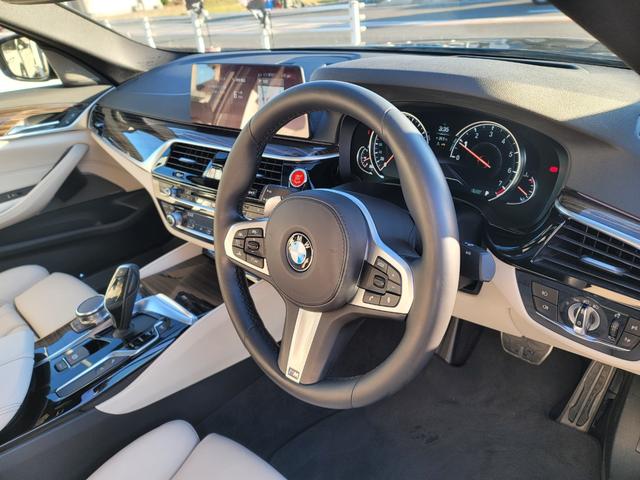 ５シリーズ ５３０ｉ　Ｍスポーツ　３Ｄデザインフロントスポイラー　３Ｄデザインサイドスポイラー　純正ナビ　地デジＴＶ　サンルーフ　白革シート　ＬＥＤライト　パワートランク　ハーマンカートンスピーカー　３６０度カメラ　ＥＴＣ　ドラレコ（8枚目）