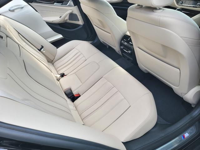 ５シリーズ ５３０ｉ　Ｍスポーツ　３Ｄデザインフロントスポイラー　３Ｄデザインサイドスポイラー　純正ナビ　地デジＴＶ　サンルーフ　白革シート　ＬＥＤライト　パワートランク　ハーマンカートンスピーカー　３６０度カメラ　ＥＴＣ　ドラレコ（13枚目）