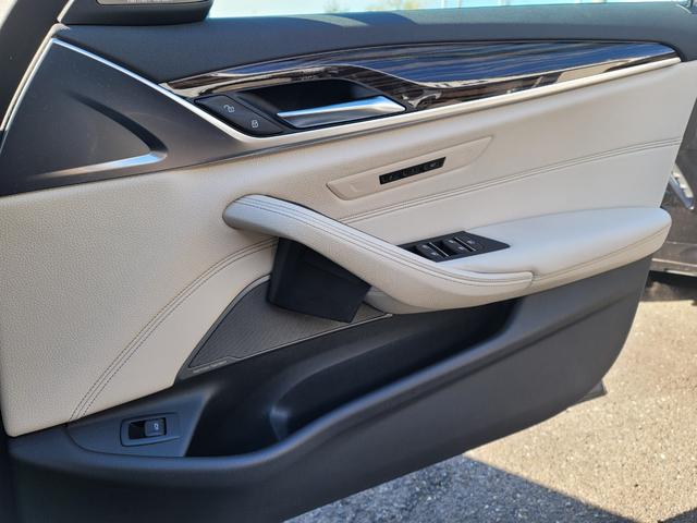 ５シリーズ ５３０ｉ　Ｍスポーツ　３Ｄデザインフロントスポイラー　３Ｄデザインサイドスポイラー　純正ナビ　地デジＴＶ　サンルーフ　白革シート　ＬＥＤライト　パワートランク　ハーマンカートンスピーカー　３６０度カメラ　ＥＴＣ　ドラレコ（29枚目）