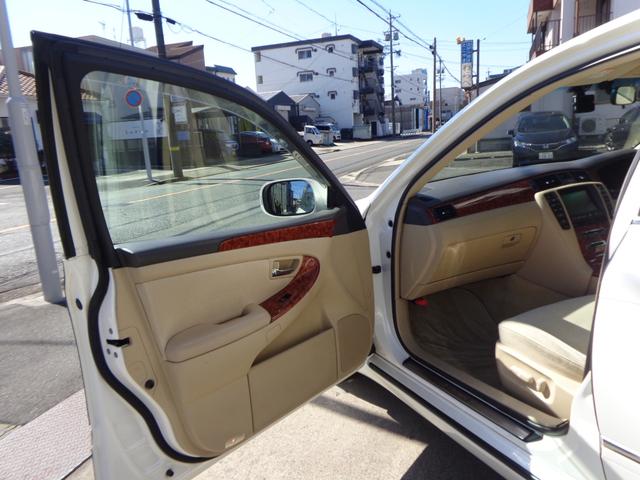 クラウン ロイヤルサルーンＧ　純正ナビパナソニックフルセグＴＶバック走行中ＴＶＯＫカメラコムテック前後ドラレコクルコンＥＴＣ全席パワーシート前後ソナープッシュスタートスマートキーリアサンシェードＲＳ－Ｇ専用リアサイドシェード（31枚目）