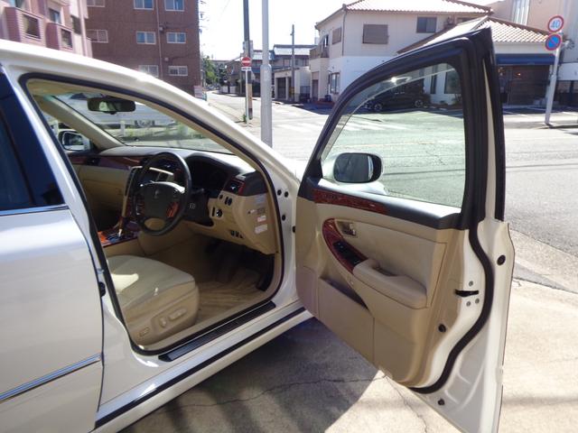 クラウン ロイヤルサルーンＧ　純正ナビパナソニックフルセグＴＶバック走行中ＴＶＯＫカメラコムテック前後ドラレコクルコンＥＴＣ全席パワーシート前後ソナープッシュスタートスマートキーリアサンシェードＲＳ－Ｇ専用リアサイドシェード（39枚目）