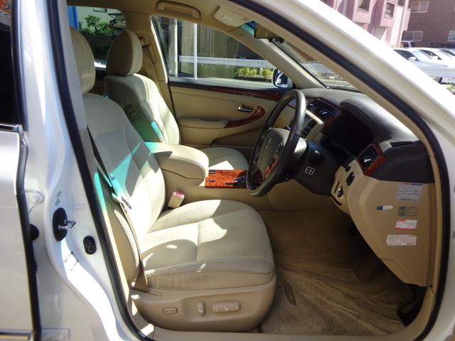 クラウン ロイヤルサルーンＧ　純正ナビパナソニックフルセグＴＶバック走行中ＴＶＯＫカメラコムテック前後ドラレコクルコンＥＴＣ全席パワーシート前後ソナープッシュスタートスマートキーリアサンシェードＲＳ－Ｇ専用リアサイドシェード（40枚目）