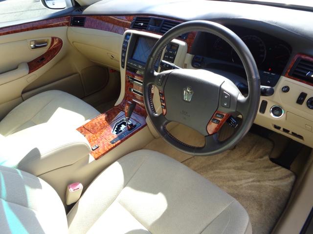 クラウン ロイヤルサルーンＧ　純正ナビパナソニックフルセグＴＶバック走行中ＴＶＯＫカメラコムテック前後ドラレコクルコンＥＴＣ全席パワーシート前後ソナープッシュスタートスマートキーリアサンシェードＲＳ－Ｇ専用リアサイドシェード（43枚目）