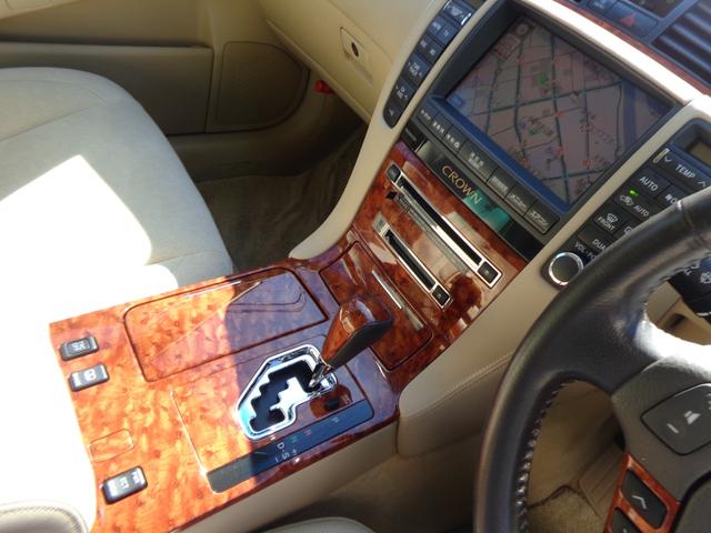 クラウン ロイヤルサルーンＧ　純正ナビパナソニックフルセグＴＶバック走行中ＴＶＯＫカメラコムテック前後ドラレコクルコンＥＴＣ全席パワーシート前後ソナープッシュスタートスマートキーリアサンシェードＲＳ－Ｇ専用リアサイドシェード（53枚目）