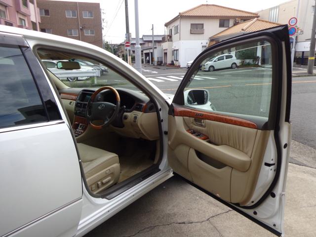 セルシオ Ｃ仕様　前後純正電動コーナーポール前後バンパー新品メッキモール交換済本革エアーシート全席パワーシート後席専用スイッチ純正ナビＢカメラリアサンシェードビルトインＥＴＣ後席オットマンスマートキー（46枚目）