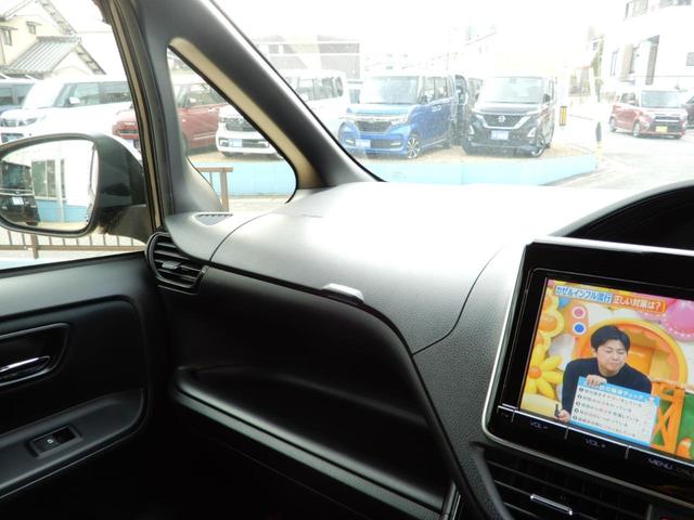 ノア ハイブリッドSi ダブルバイビー 後席フリップモニター 9インチナビ フルセグ ブルートゥース 両側パワースライド セーフティーセンス ETC ハーフレザー バックガイドモニター 純正アルミホイール プッシュスタート スマートキー(30枚目)