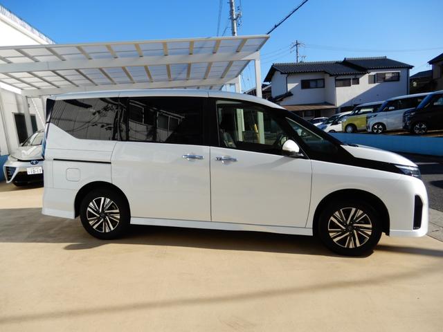 セレナ ハイウェイスターＶ　４ＷＤ　後席フリップモニター　メーカーナビ１３．２インチ　アラウンドビューモニター　プロパイロット　電子パーキング　両側パワースライド　ＬＥＤヘッド　シートヒーター　ＥＴＣ　ドライブレコーダー（14枚目）