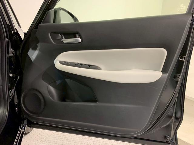 フィット e:HEVホーム ホンダセンシング メモリナビ ETC 前後誤発進抑制機能 クリソナ 助手席エアバッグ 運転席エアバッグ アイドリングストップ 禁煙 LEDライト バックカメラ ABS サイドエアバッグ スマートキー(28枚目)