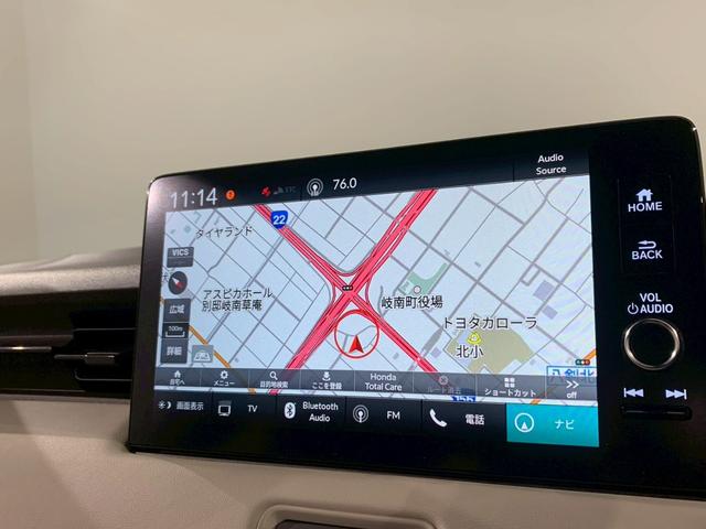 ヴェゼル ｅ：ＨＥＶＰＬａＹ　パノラマルーフ　ドラレコ　シートヒーター　衝突被害軽減ブレーキ　カーテンエアバッグ　盗難防止装置　アイドルストップ　Ｐセンサー　ＡＢＳ　ＥＳＣ　フルオートエアコン　リアカメラ　エアバッグ　禁煙　ＥＴＣ（5枚目）