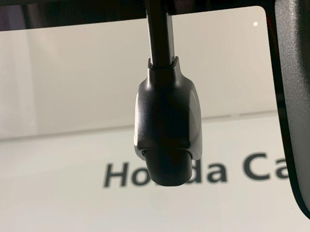 ヴェゼル ｅ：ＨＥＶＰＬａＹ　パノラマルーフ　ドラレコ　シートヒーター　衝突被害軽減ブレーキ　カーテンエアバッグ　盗難防止装置　アイドルストップ　Ｐセンサー　ＡＢＳ　ＥＳＣ　フルオートエアコン　リアカメラ　エアバッグ　禁煙　ＥＴＣ（9枚目）