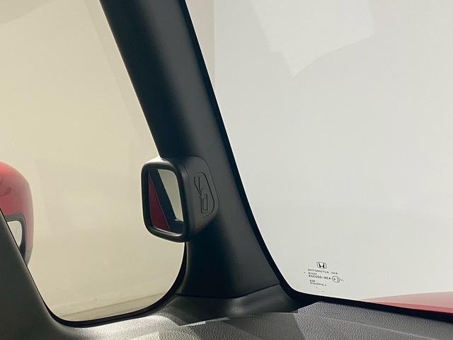 停車時や発進時、対向車とのすれ違いや路肩に寄せるときなど、車両左側前方を確認するときに役立ちます。