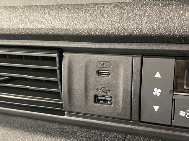 ＵＳＢポートも装備されています、スマートフォンの充電やオーディオに連携も可能です、今や欠かせない装備の一つです！