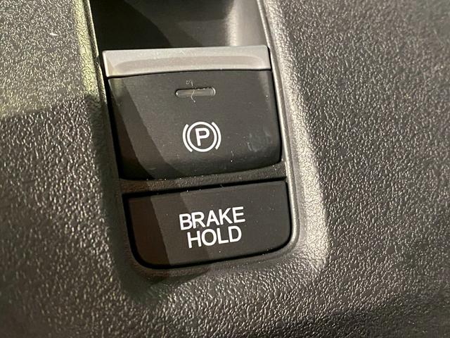 【ブレーキホールド】信号待ちなどでブレーキを踏み続けなくともブレーキがキープされます！アクセルペダルを踏むと解除され発進することが可能です！