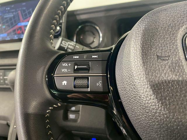 【ステアリングリモコン】ステアリングにオーディオ調節可能なスイッチが装備されていますので運転中でも視線をそらさずにオーディオの調節が可能です！