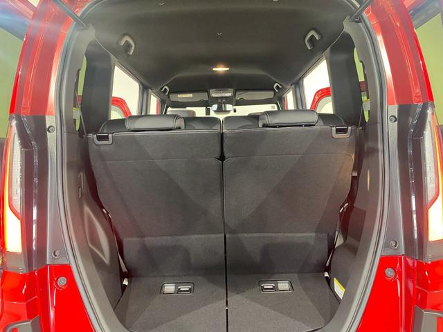 後部座席に乗車時もこれだけのラゲッジスペースを確保できます。