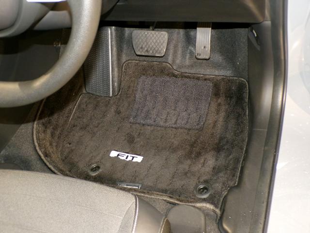 フィット ｅ：ＨＥＶクロスター　Ｂｌｕｅｔｏｏｔｈ接続ドラレコＥＴＣインターナビフルセグＴＶ純正アルミホイールスマートキー　衝突回避システム　禁煙　フルオートエアコン　整備記録簿　ＬＥＤランプ　エアバッグ　サイドエアバック　地デジ（33枚目）