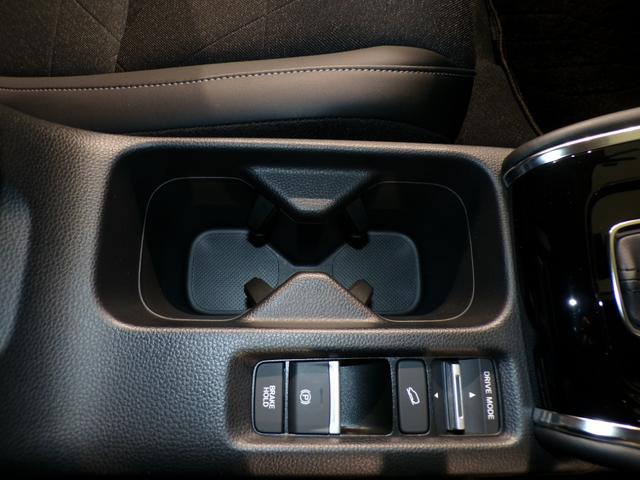 ヴェゼル ｅ：ＨＥＶＺ　Ｂｌｕｅｔｏｏｔｈ接続電動リアゲートシートヒーターワイヤレス充電器ドラレコＥＴＣインターナビフルセグＴＶ純正アルミホイールスマートキー　衝突回避支援ブレーキ機能　スマキ　Ｐトランク　フルオートエアコン（30枚目）