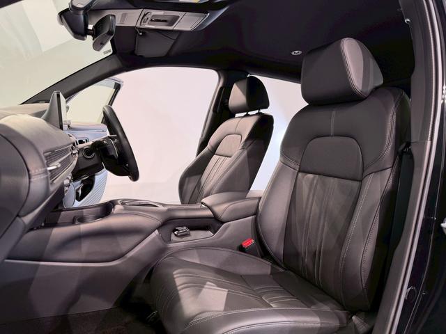 �̂��ݍ��ނ悤�Ȍ`��ŁA��������Ƒ̂��x���Ă���܂��I�����Ԃ̉^�]�����K�ɂ��Ă����V�[�g�ł��I