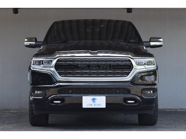 ダッジ・ラム クルーキャブ リミテッド 走行証明書付き パノラマサンルーフ 12インチモニター パワーランニングボード レザーシート 22インチAW 三つ折りトノカバー付き ETC ドライブレコーダー エアサスペンション(3枚目)