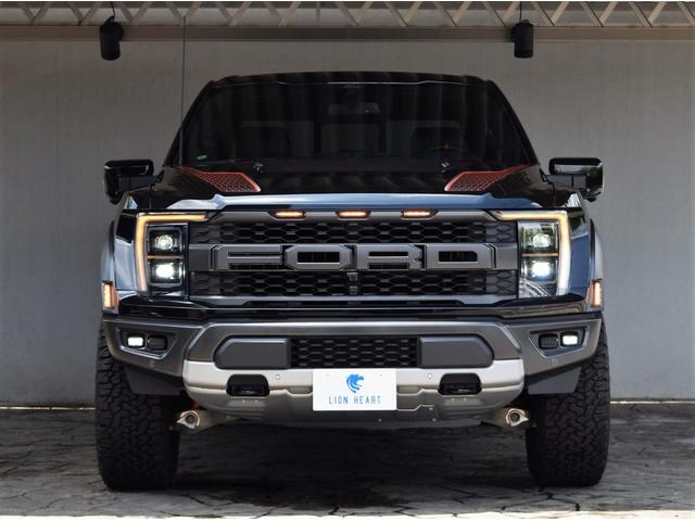 Ｆ－１５０ ＳＶＴ　ラプター　クルーキャブ　４ＷＤ　新車並行車　８０１Ａ　ＨＩＧＨパッケージ　ツインパネルムーンルーフ　可変バルブエギゾースト　三つ折りトノカバー　パワーテールゲートリリース　３６０度カメラ　鍛造１７インチＡＷ（3枚目）