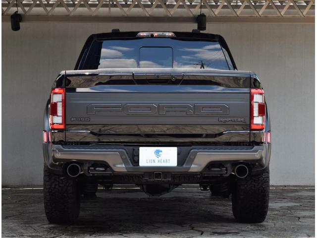 Ｆ－１５０ ＳＶＴ　ラプター　クルーキャブ　４ＷＤ　新車並行車　８０１Ａ　ＨＩＧＨパッケージ　ツインパネルムーンルーフ　可変バルブエギゾースト　三つ折りトノカバー　パワーテールゲートリリース　３６０度カメラ　鍛造１７インチＡＷ（4枚目）