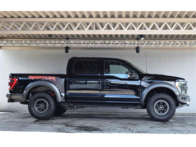 Ｆ－１５０ ＳＶＴ　ラプター　クルーキャブ　４ＷＤ　新車並行車　８０１Ａ　ＨＩＧＨパッケージ　ツインパネルムーンルーフ　可変バルブエギゾースト　三つ折りトノカバー　パワーテールゲートリリース　３６０度カメラ　鍛造１７インチＡＷ（7枚目）