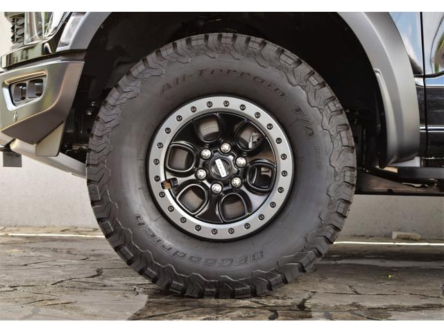 Ｆ－１５０ ＳＶＴ　ラプター　クルーキャブ　４ＷＤ　新車並行車　８０１Ａ　ＨＩＧＨパッケージ　ツインパネルムーンルーフ　可変バルブエギゾースト　三つ折りトノカバー　パワーテールゲートリリース　３６０度カメラ　鍛造１７インチＡＷ（8枚目）