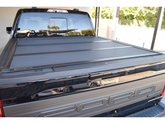 Ｆ－１５０ ＳＶＴ　ラプター　クルーキャブ　４ＷＤ　新車並行車　８０１Ａ　ＨＩＧＨパッケージ　ツインパネルムーンルーフ　可変バルブエギゾースト　三つ折りトノカバー　パワーテールゲートリリース　３６０度カメラ　鍛造１７インチＡＷ（12枚目）