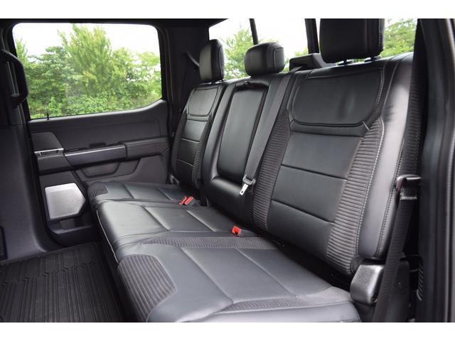 Ｆ－１５０ ＳＶＴ　ラプター　クルーキャブ　４ＷＤ　新車並行車　８０１Ａ　ＨＩＧＨパッケージ　ツインパネルムーンルーフ　可変バルブエギゾースト　三つ折りトノカバー　パワーテールゲートリリース　３６０度カメラ　鍛造１７インチＡＷ（25枚目）