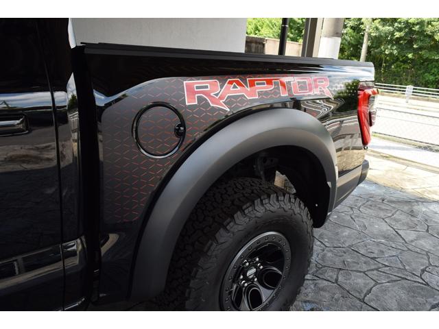 Ｆ－１５０ ＳＶＴ　ラプター　クルーキャブ　４ＷＤ　新車並行車　８０１Ａ　ＨＩＧＨパッケージ　ツインパネルムーンルーフ　可変バルブエギゾースト　三つ折りトノカバー　パワーテールゲートリリース　３６０度カメラ　鍛造１７インチＡＷ（27枚目）