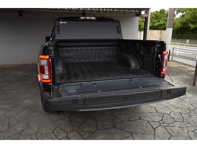 Ｆ－１５０ ＳＶＴ　ラプター　クルーキャブ　４ＷＤ　新車並行車　８０１Ａ　ＨＩＧＨパッケージ　ツインパネルムーンルーフ　可変バルブエギゾースト　三つ折りトノカバー　パワーテールゲートリリース　３６０度カメラ　鍛造１７インチＡＷ（30枚目）