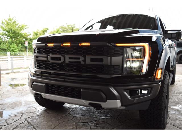 Ｆ－１５０ ＳＶＴ　ラプター　クルーキャブ　４ＷＤ　新車並行車　８０１Ａ　ＨＩＧＨパッケージ　ツインパネルムーンルーフ　可変バルブエギゾースト　三つ折りトノカバー　パワーテールゲートリリース　３６０度カメラ　鍛造１７インチＡＷ（32枚目）