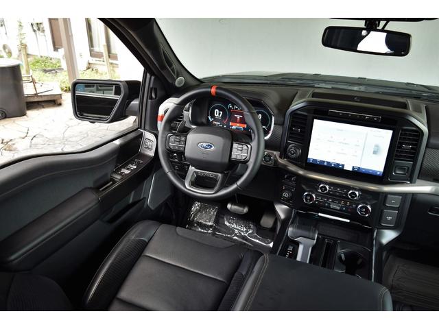 Ｆ－１５０ ＳＶＴ　ラプター　クルーキャブ　４ＷＤ　新車並行車　８０１Ａ　ＨＩＧＨパッケージ　ツインパネルムーンルーフ　可変バルブエギゾースト　三つ折りトノカバー　パワーテールゲートリリース　３６０度カメラ　鍛造１７インチＡＷ（34枚目）