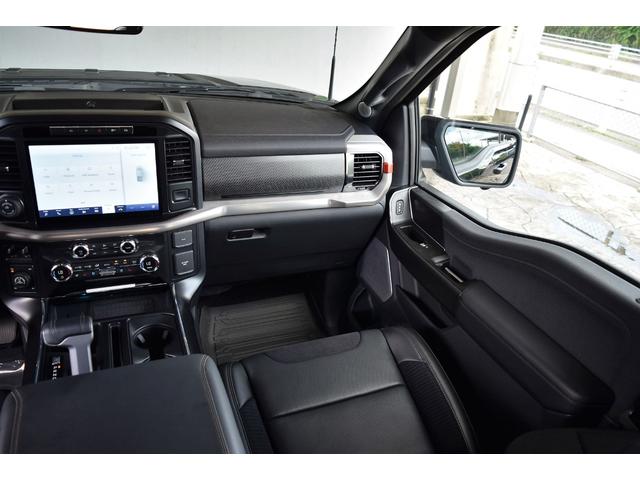 Ｆ－１５０ ＳＶＴ　ラプター　クルーキャブ　４ＷＤ　新車並行車　８０１Ａ　ＨＩＧＨパッケージ　ツインパネルムーンルーフ　可変バルブエギゾースト　三つ折りトノカバー　パワーテールゲートリリース　３６０度カメラ　鍛造１７インチＡＷ（35枚目）