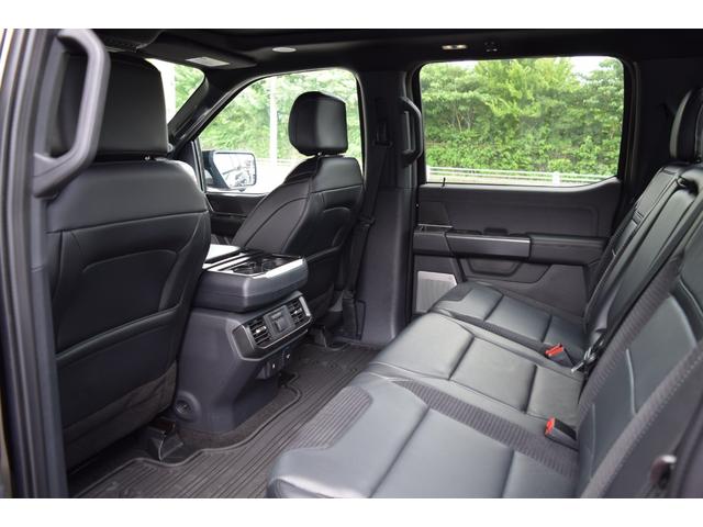 Ｆ－１５０ ＳＶＴ　ラプター　クルーキャブ　４ＷＤ　新車並行車　８０１Ａ　ＨＩＧＨパッケージ　ツインパネルムーンルーフ　可変バルブエギゾースト　三つ折りトノカバー　パワーテールゲートリリース　３６０度カメラ　鍛造１７インチＡＷ（36枚目）