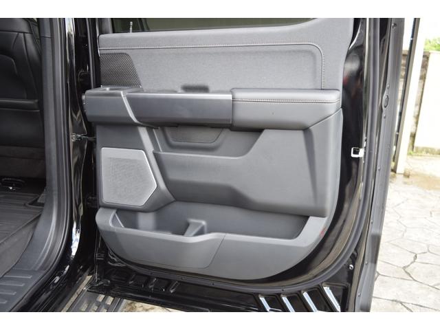 Ｆ－１５０ ＳＶＴ　ラプター　クルーキャブ　４ＷＤ　新車並行車　８０１Ａ　ＨＩＧＨパッケージ　ツインパネルムーンルーフ　可変バルブエギゾースト　三つ折りトノカバー　パワーテールゲートリリース　３６０度カメラ　鍛造１７インチＡＷ（40枚目）