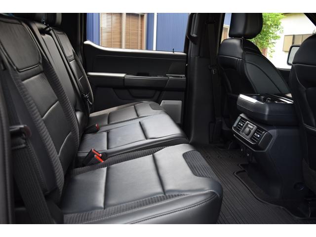 Ｆ－１５０ ＳＶＴ　ラプター　クルーキャブ　４ＷＤ　新車並行車　８０１Ａ　ＨＩＧＨパッケージ　ツインパネルムーンルーフ　可変バルブエギゾースト　三つ折りトノカバー　パワーテールゲートリリース　３６０度カメラ　鍛造１７インチＡＷ（41枚目）