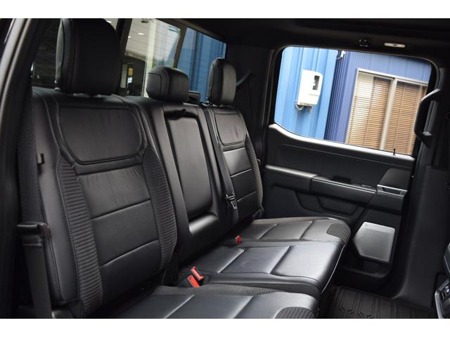 Ｆ－１５０ ＳＶＴ　ラプター　クルーキャブ　４ＷＤ　新車並行車　８０１Ａ　ＨＩＧＨパッケージ　ツインパネルムーンルーフ　可変バルブエギゾースト　三つ折りトノカバー　パワーテールゲートリリース　３６０度カメラ　鍛造１７インチＡＷ（42枚目）