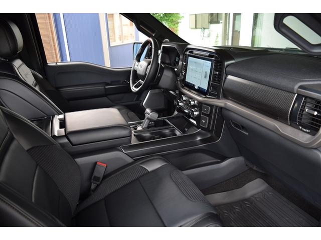Ｆ－１５０ ＳＶＴ　ラプター　クルーキャブ　４ＷＤ　新車並行車　８０１Ａ　ＨＩＧＨパッケージ　ツインパネルムーンルーフ　可変バルブエギゾースト　三つ折りトノカバー　パワーテールゲートリリース　３６０度カメラ　鍛造１７インチＡＷ（43枚目）