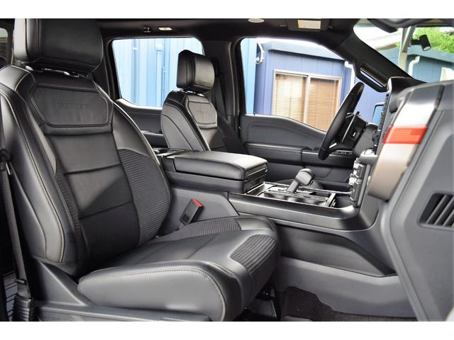 Ｆ－１５０ ＳＶＴ　ラプター　クルーキャブ　４ＷＤ　新車並行車　８０１Ａ　ＨＩＧＨパッケージ　ツインパネルムーンルーフ　可変バルブエギゾースト　三つ折りトノカバー　パワーテールゲートリリース　３６０度カメラ　鍛造１７インチＡＷ（44枚目）