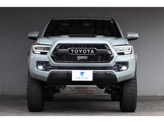 タコマ  ダブルキャブ TRD PRO 新車並行車 4WD ワンオーナー ルナロックカラー レザーシート サンルーフ サイドステップ リフトアップ FOX専用サス JBLサウンド ベッドステップ TRDマフラー(3枚目)
