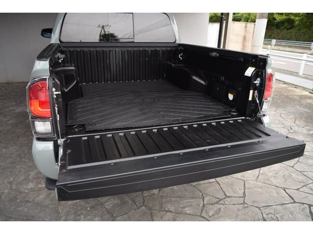 タコマ  ダブルキャブ TRD PRO 新車並行車 4WD ワンオーナー ルナロックカラー レザーシート サンルーフ サイドステップ リフトアップ FOX専用サス JBLサウンド ベッドステップ TRDマフラー(12枚目)