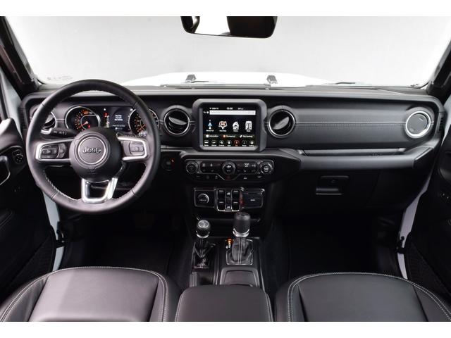 ２０２２年モデル、左ハンドル、２．０Ｌターボんエンジンのサハラが入庫いたしました。なかなか入庫の少ない１台となります。